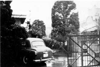 昭和29年頃 市民病院玄関、院長の送迎用公用車